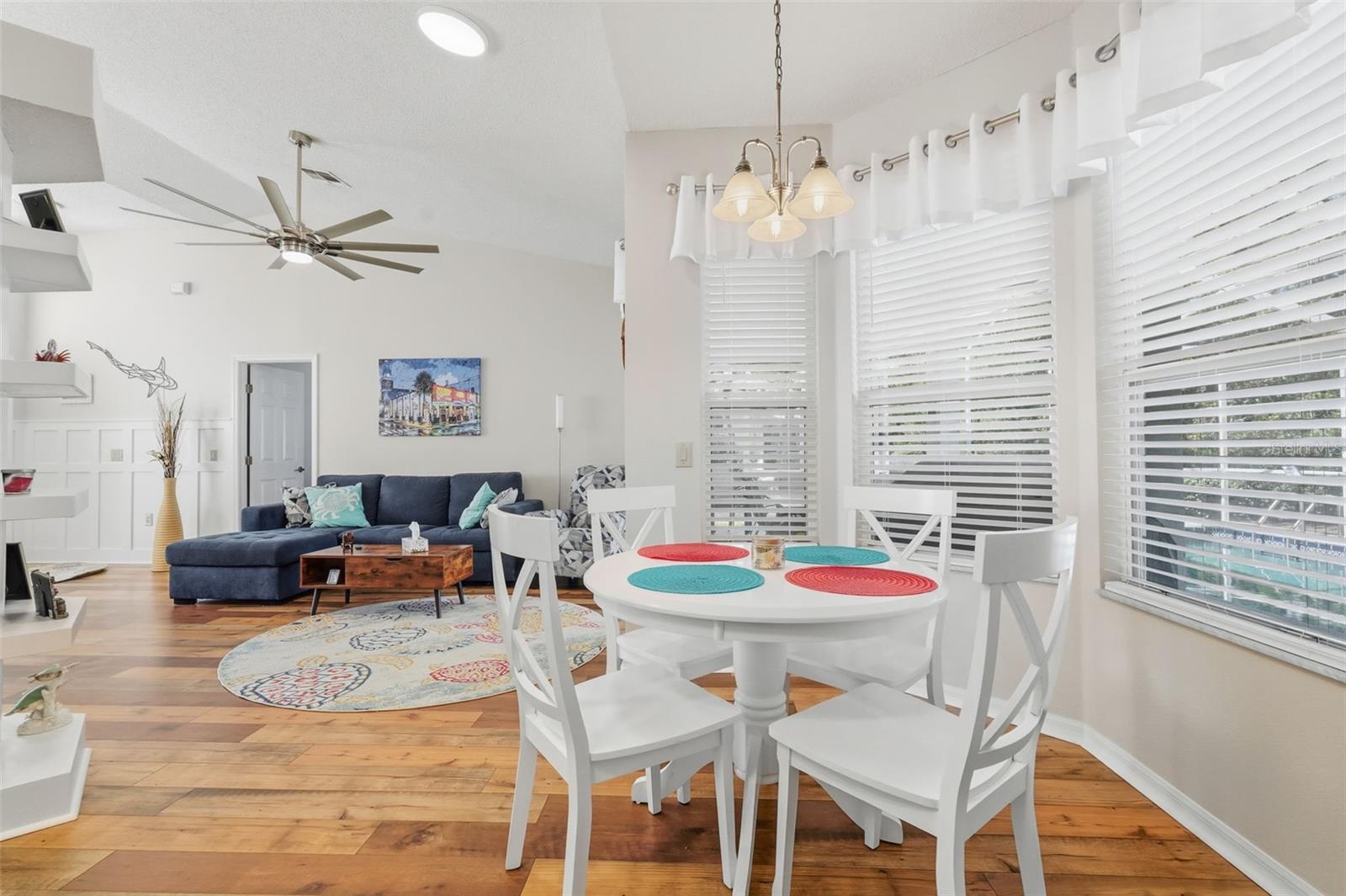 Listing photo id 14 for 5223 Dellbrook Avenue