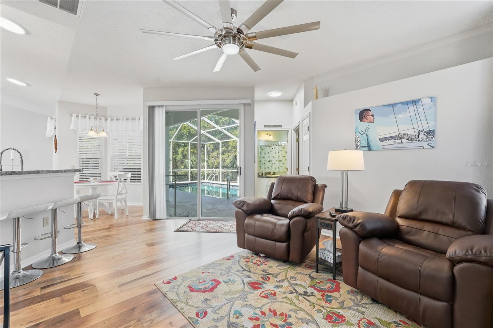 Listing photo id 15 for 5223 Dellbrook Avenue