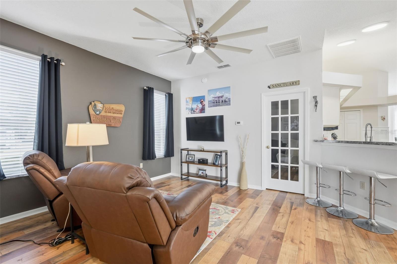 Listing photo id 16 for 5223 Dellbrook Avenue