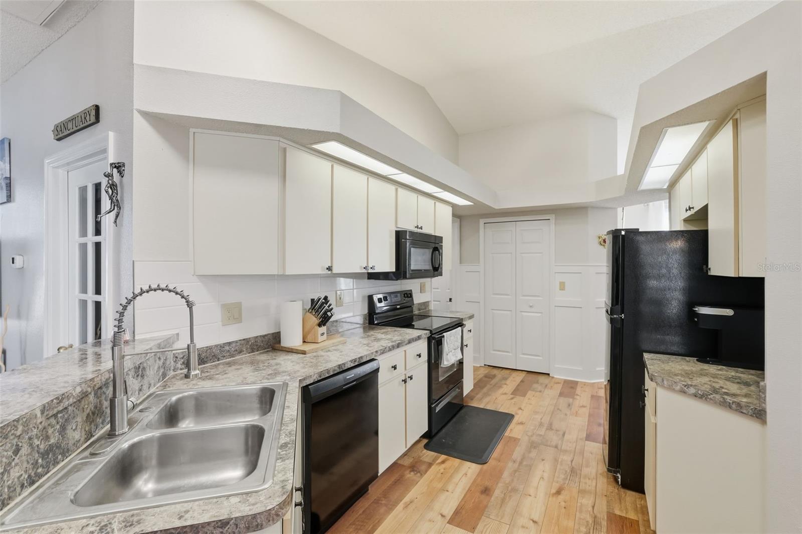 Listing photo id 17 for 5223 Dellbrook Avenue