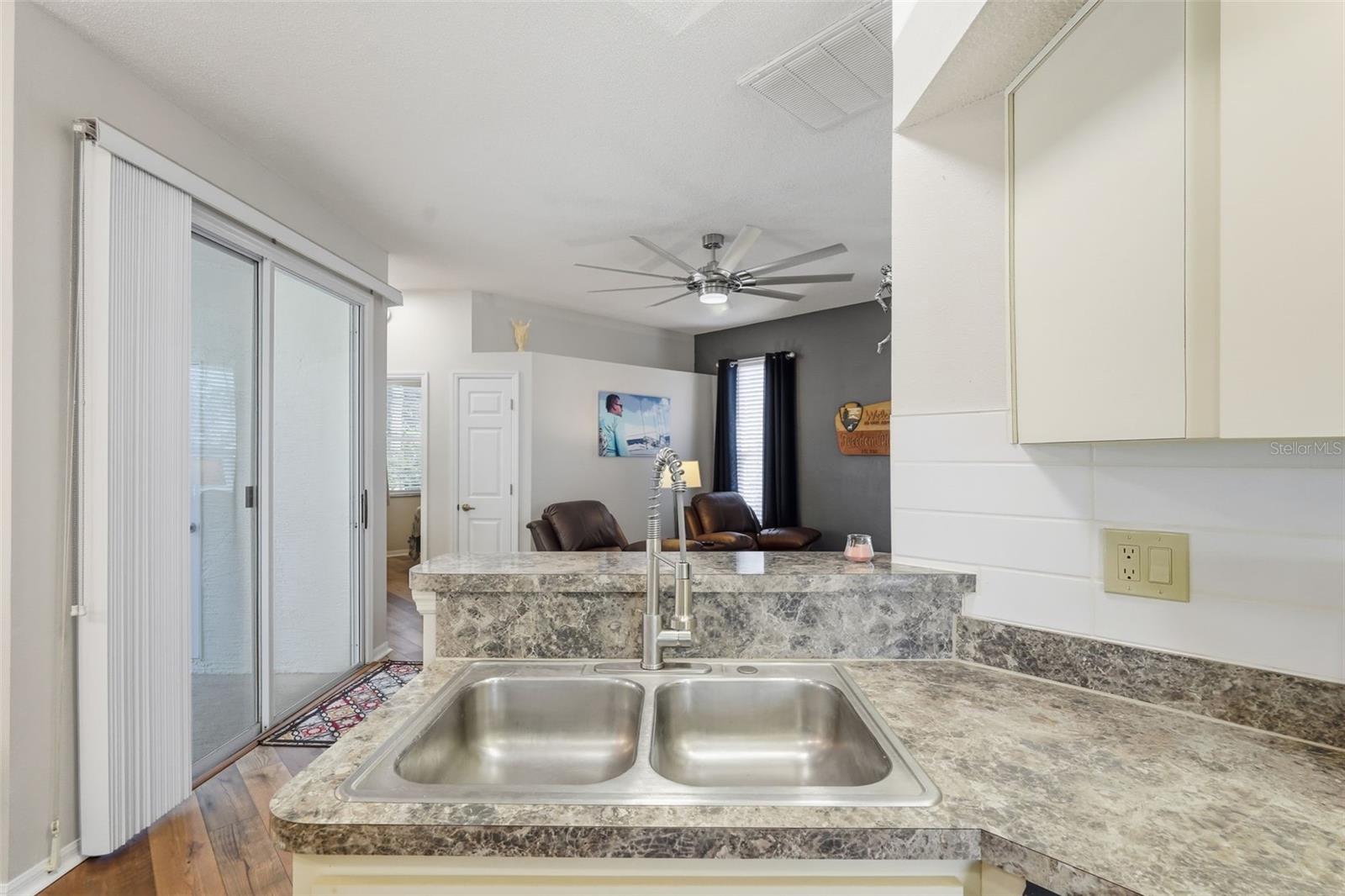 Listing photo id 18 for 5223 Dellbrook Avenue