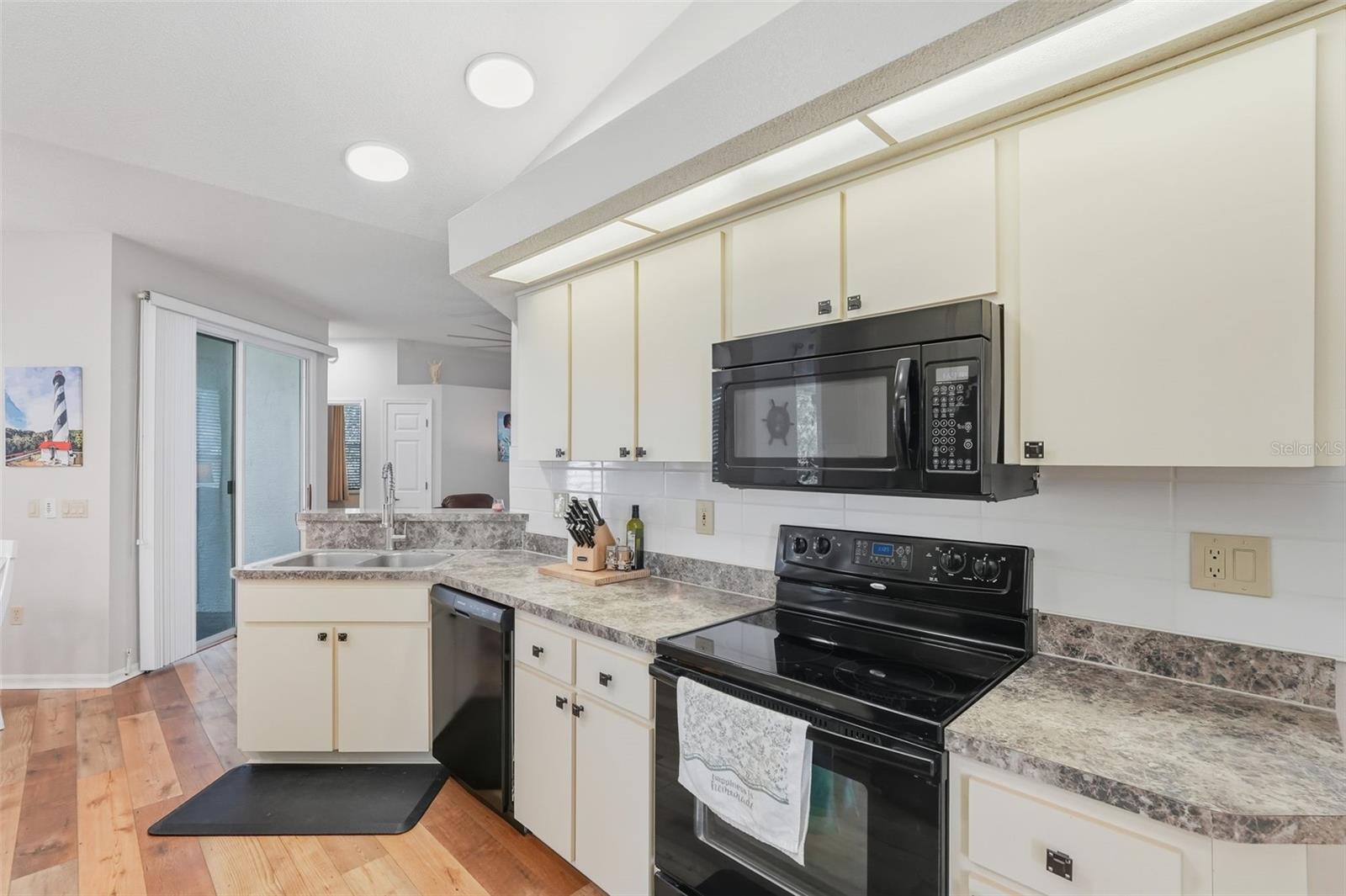 Listing photo id 19 for 5223 Dellbrook Avenue