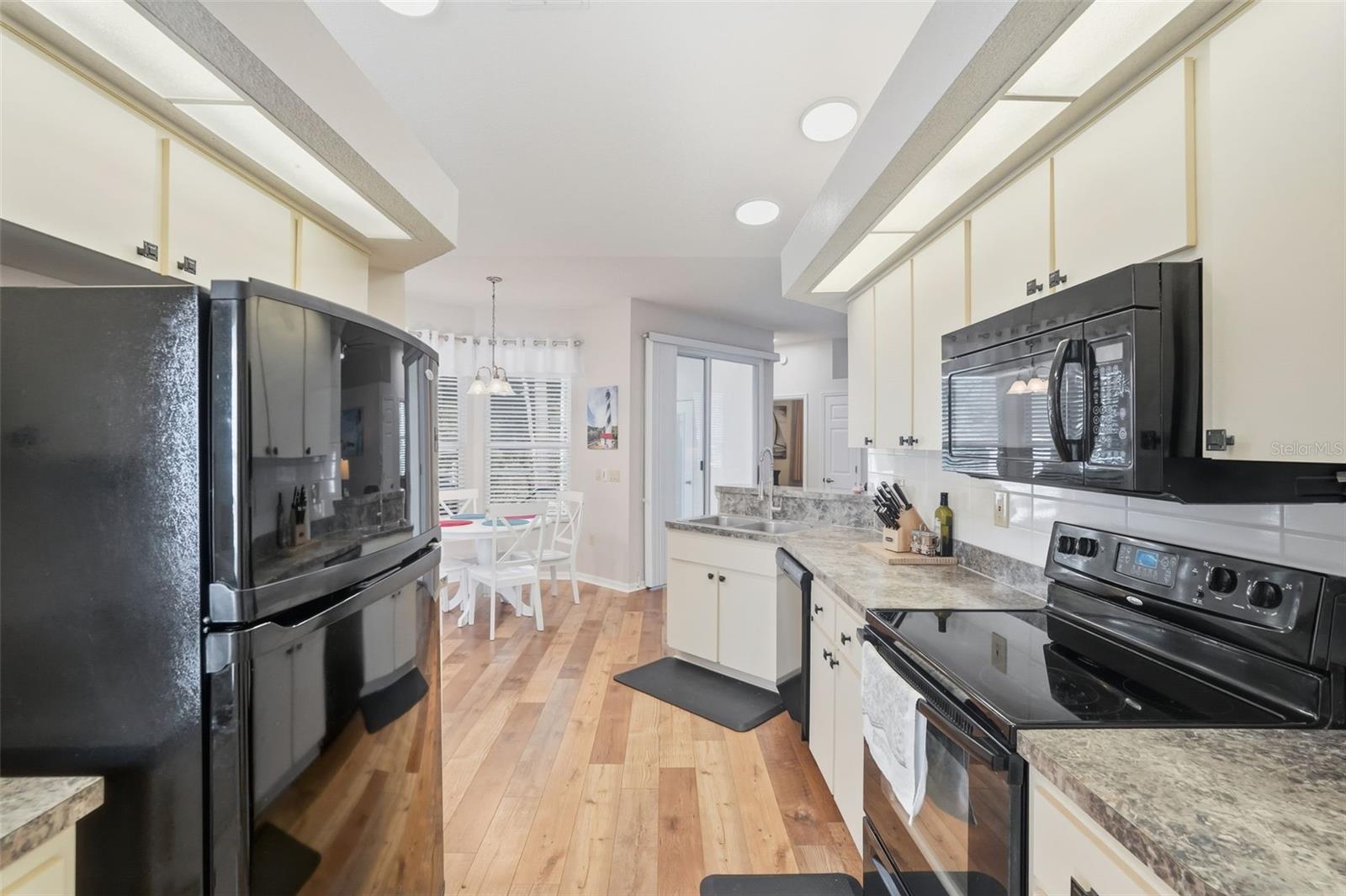 Listing photo id 20 for 5223 Dellbrook Avenue