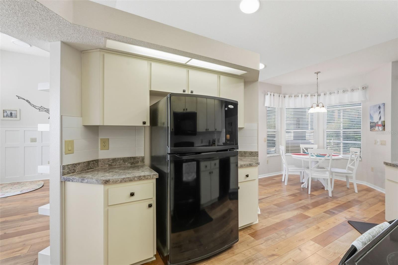 Listing photo id 21 for 5223 Dellbrook Avenue