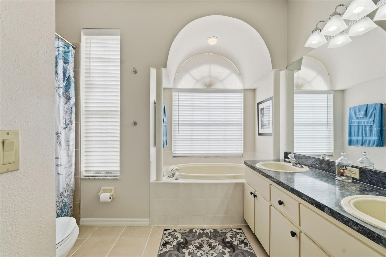 Listing photo id 24 for 5223 Dellbrook Avenue