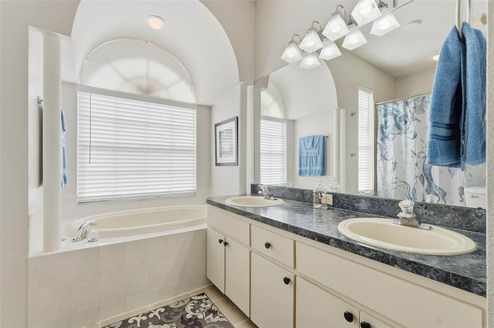 Listing photo id 25 for 5223 Dellbrook Avenue