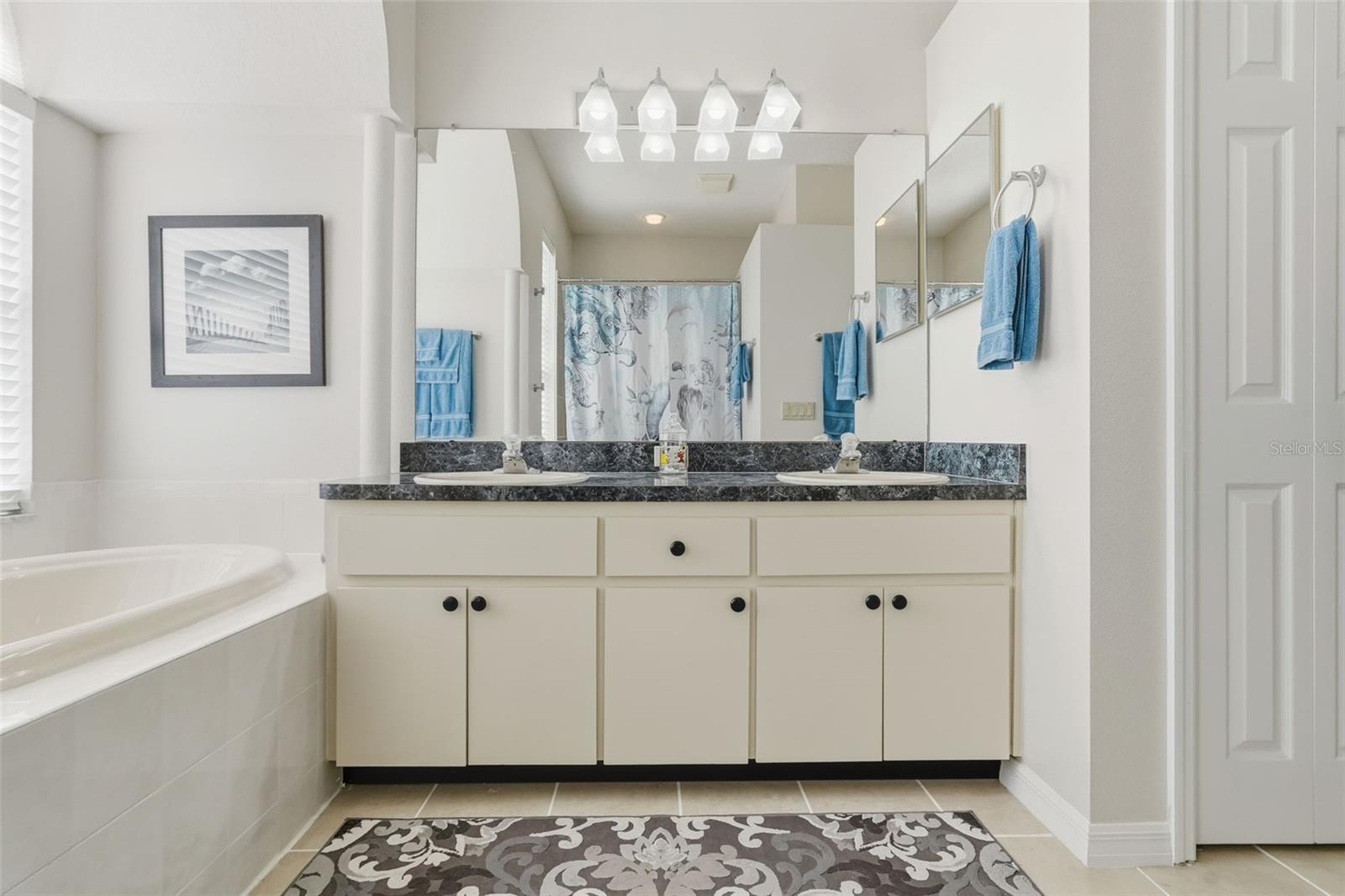 Listing photo id 26 for 5223 Dellbrook Avenue