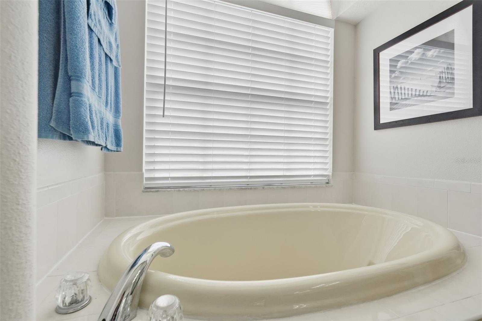 Listing photo id 27 for 5223 Dellbrook Avenue