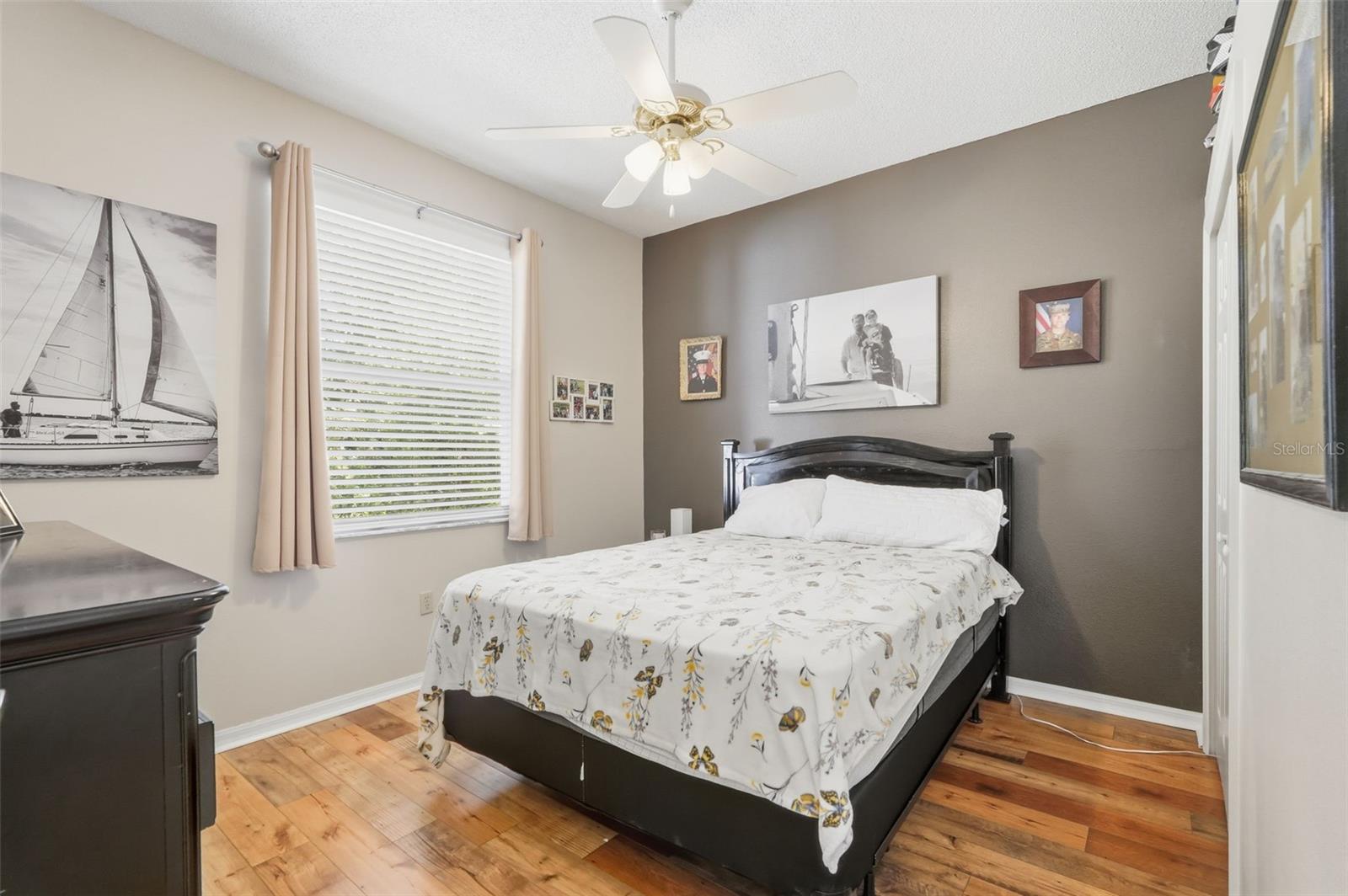 Listing photo id 30 for 5223 Dellbrook Avenue