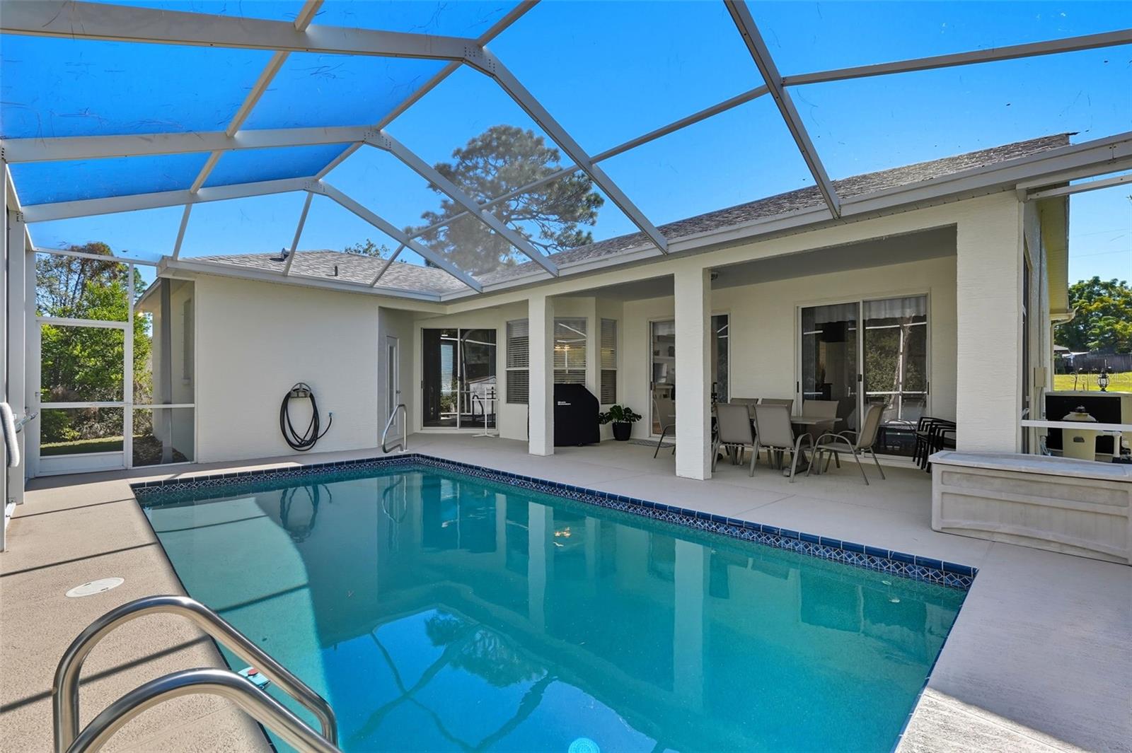 Listing photo id 37 for 5223 Dellbrook Avenue