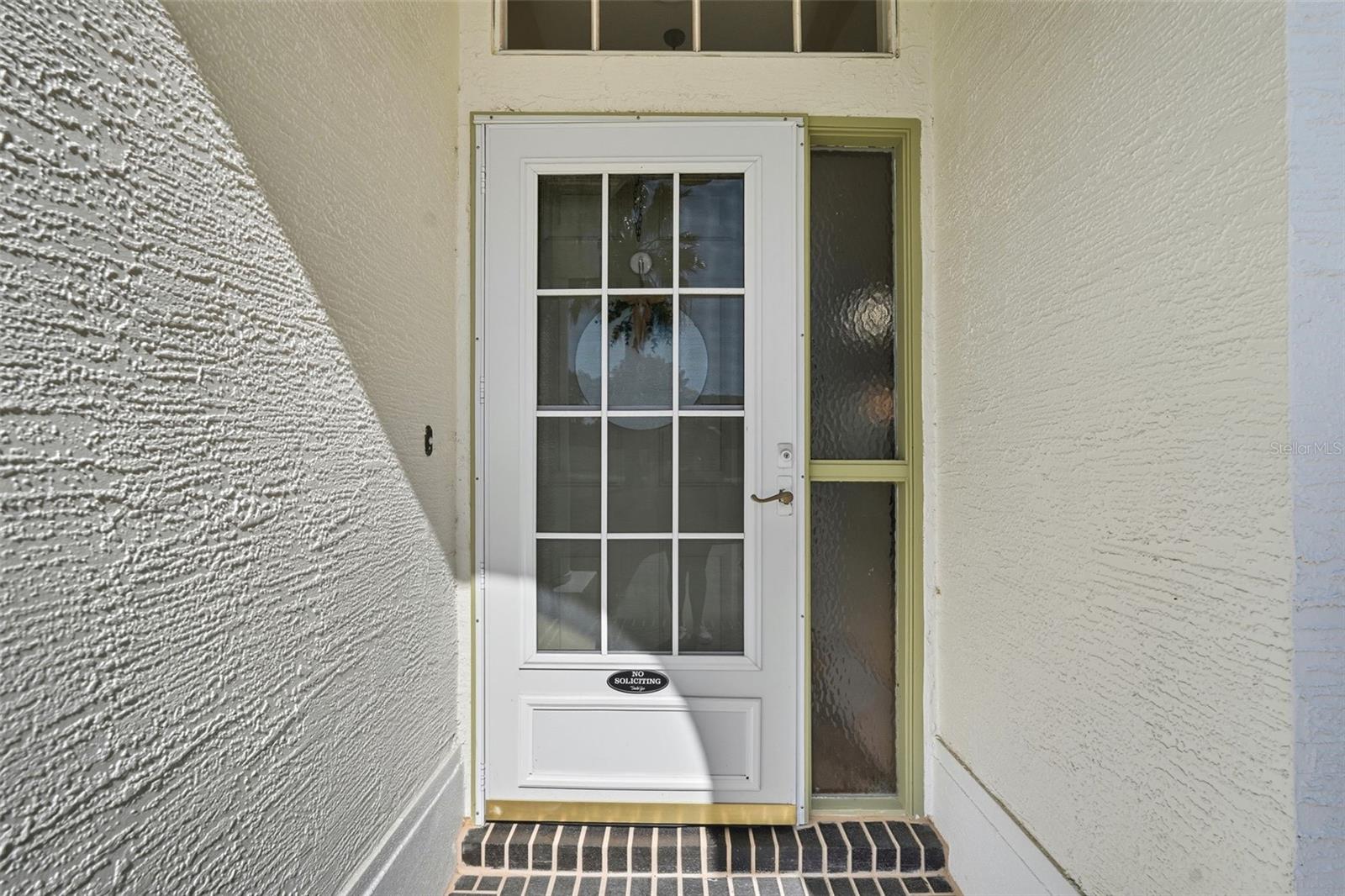 Listing photo id 3 for 5223 Dellbrook Avenue