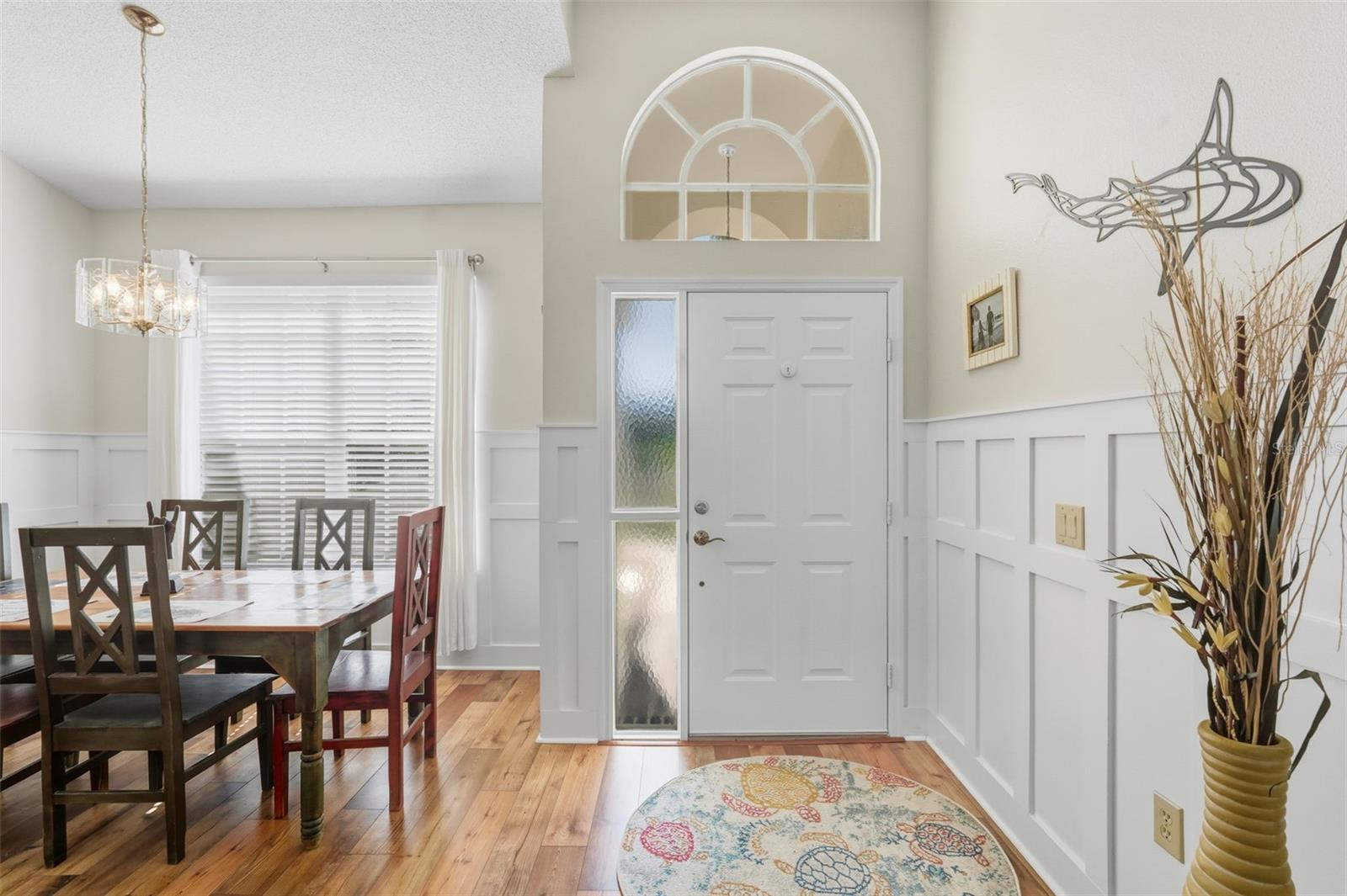 Listing photo id 4 for 5223 Dellbrook Avenue