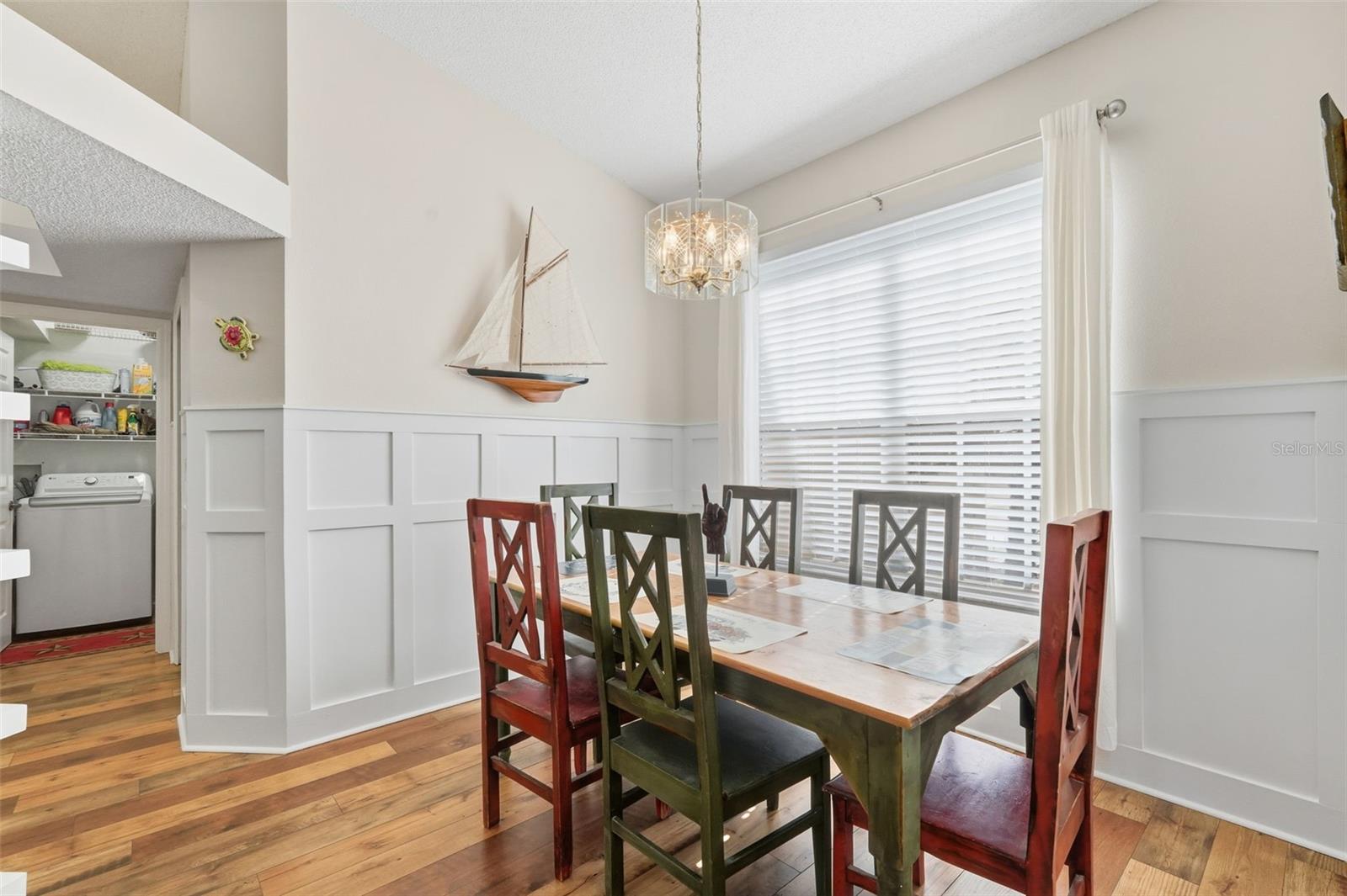 Listing photo id 5 for 5223 Dellbrook Avenue