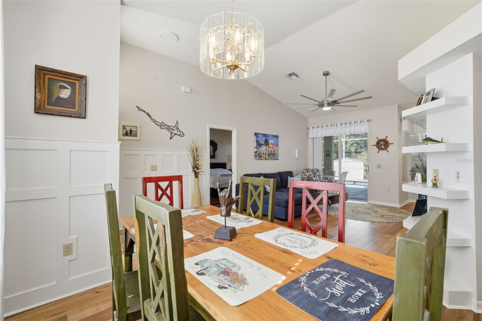 Listing photo id 6 for 5223 Dellbrook Avenue