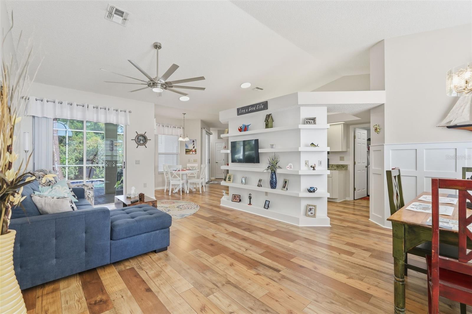 Listing photo id 7 for 5223 Dellbrook Avenue