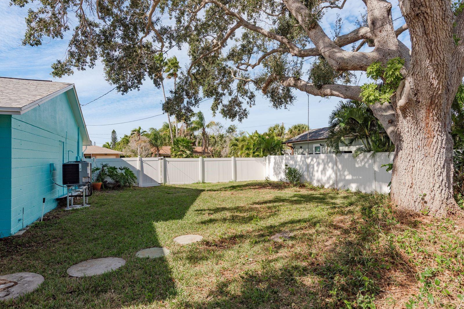 Image 43 of 58 For 829 Narcissus Avenue