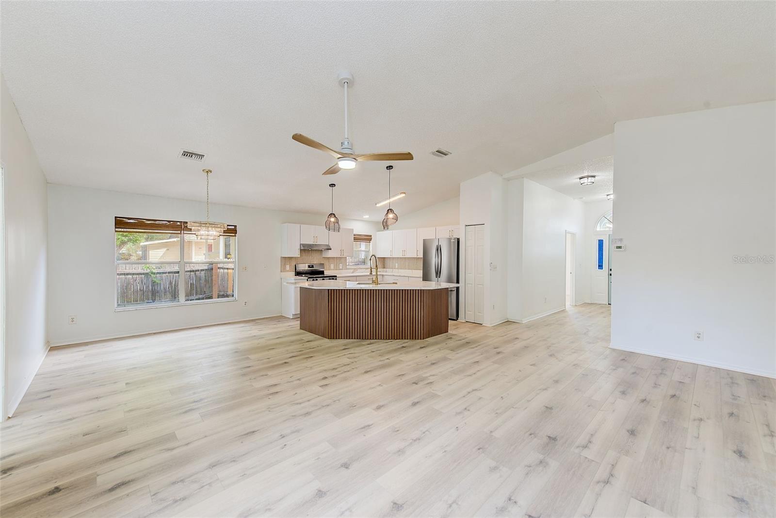 Image 10 of 52 For 410 Vine Avenue