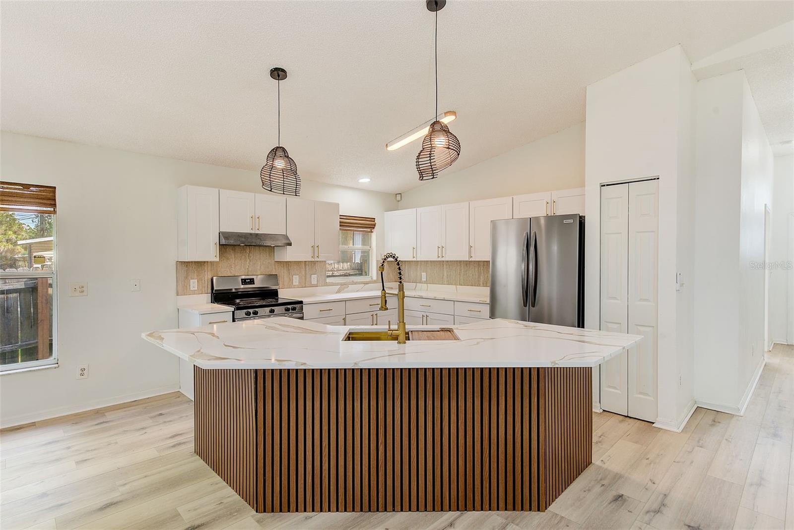 Image 15 of 52 For 410 Vine Avenue