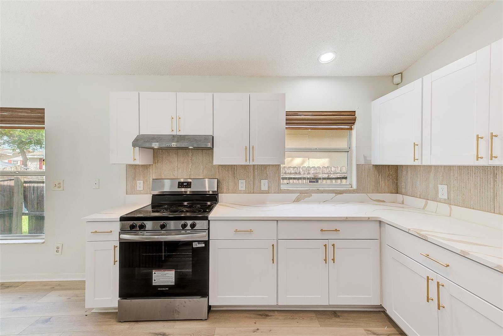 Image 19 of 52 For 410 Vine Avenue