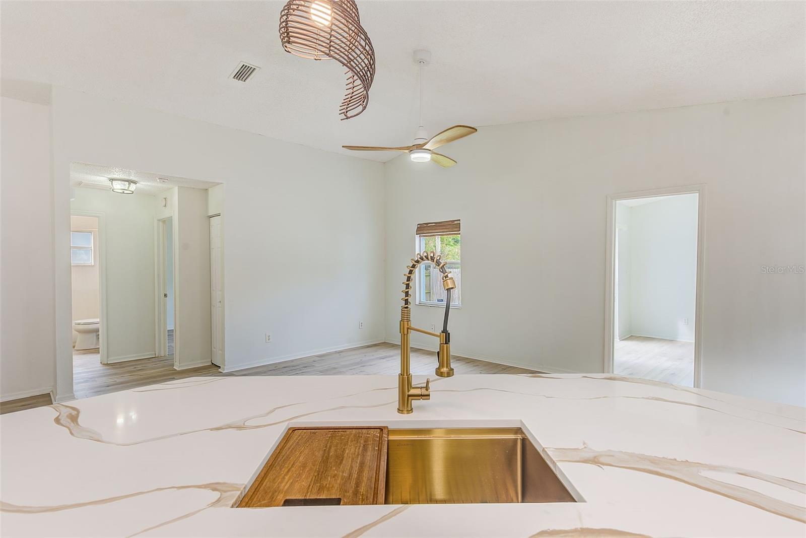 Image 21 of 52 For 410 Vine Avenue