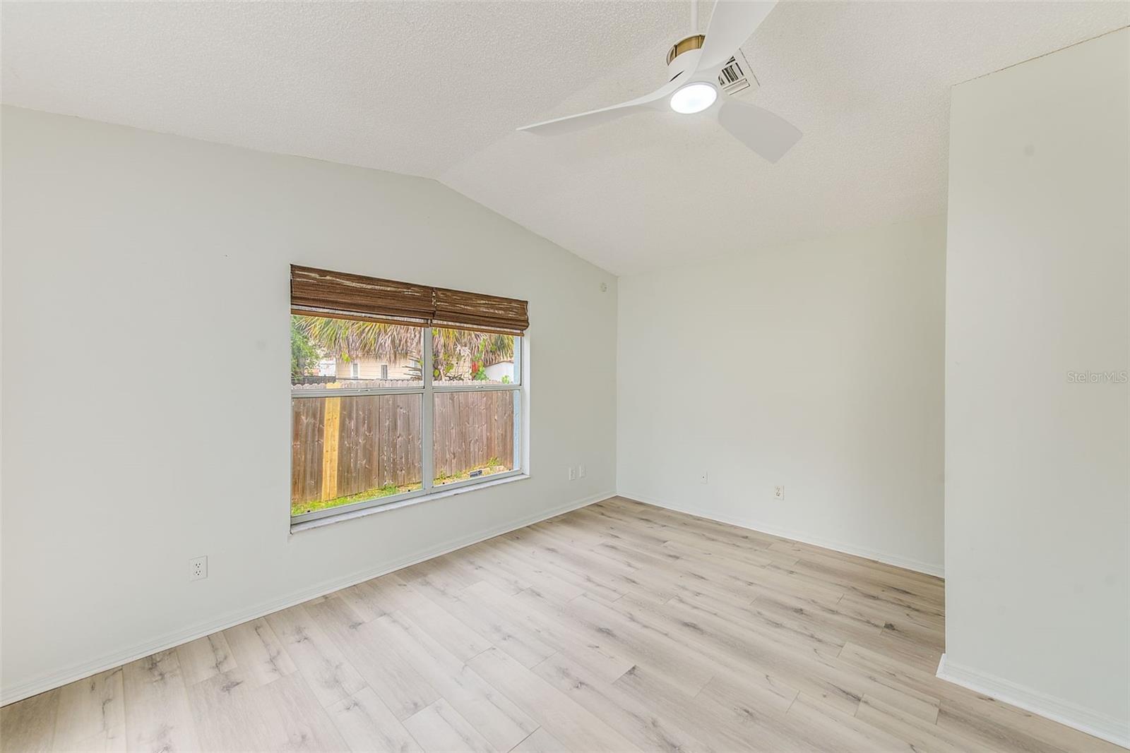 Image 23 of 52 For 410 Vine Avenue