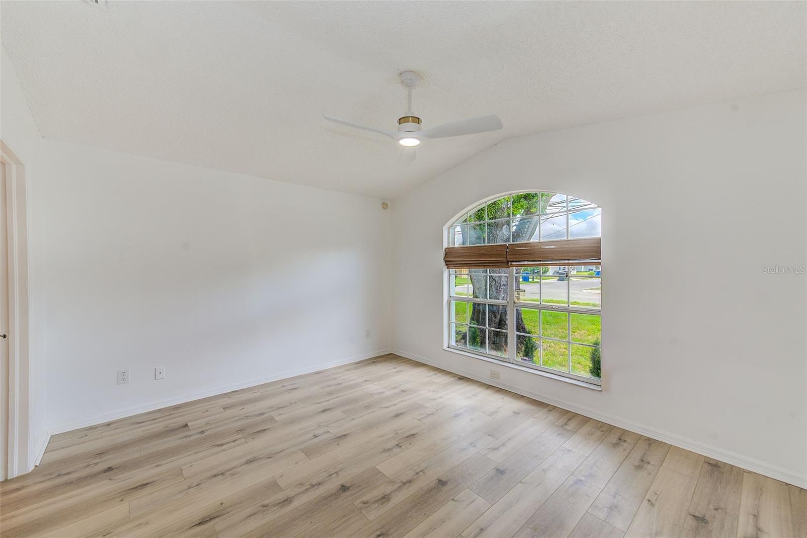 Image 32 of 52 For 410 Vine Avenue