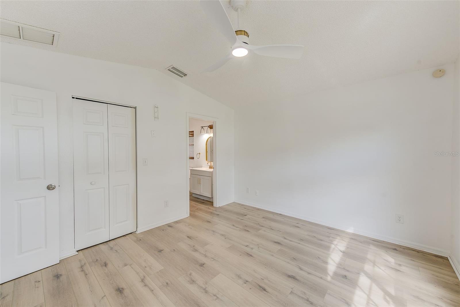 Image 34 of 52 For 410 Vine Avenue