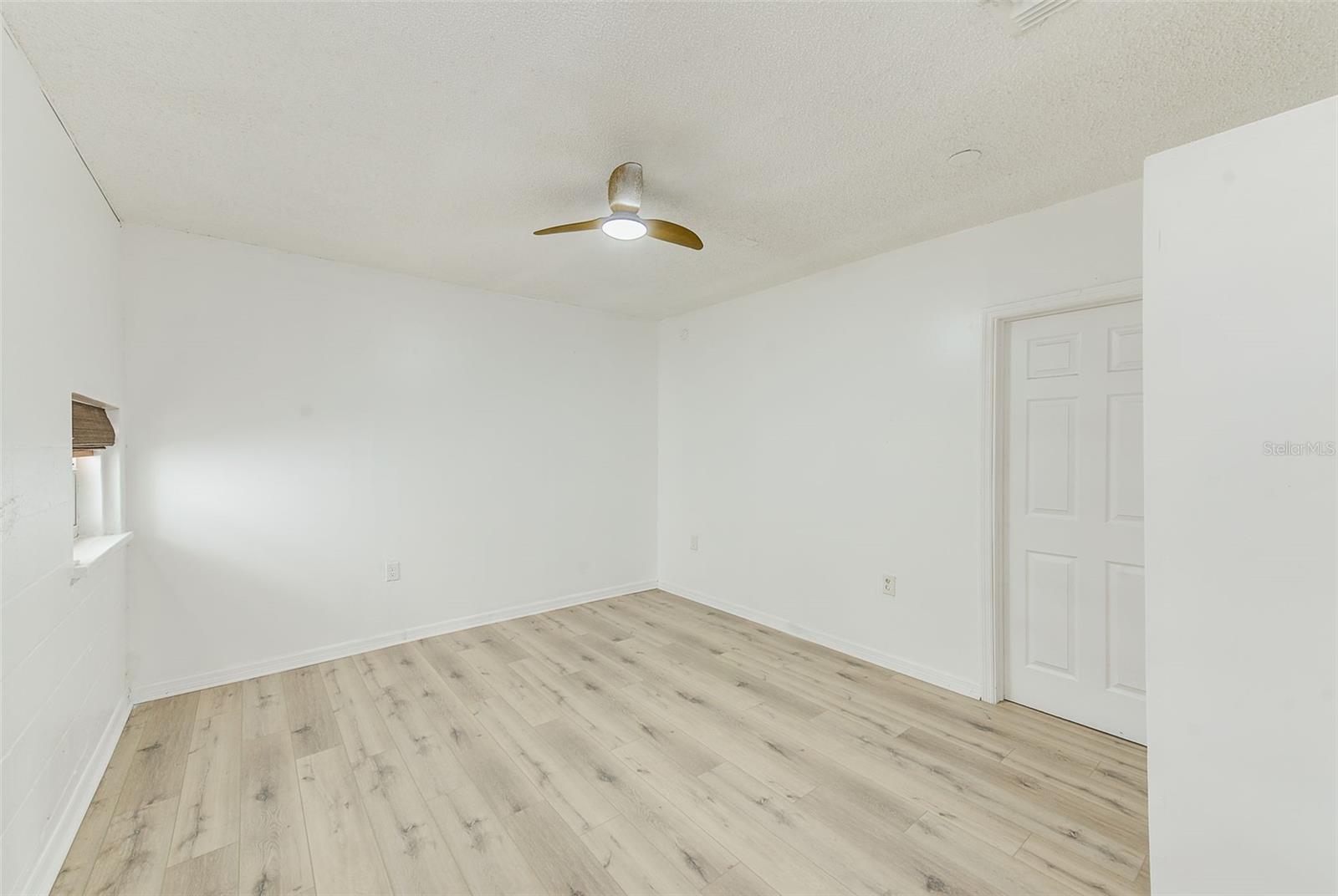 Image 40 of 52 For 410 Vine Avenue