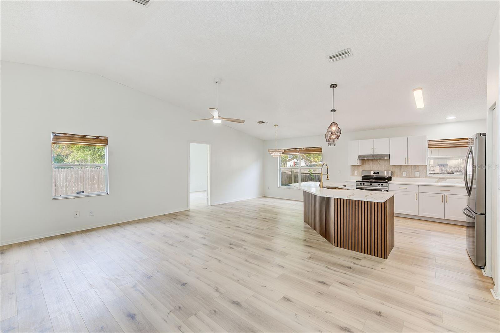 Image 6 of 52 For 410 Vine Avenue