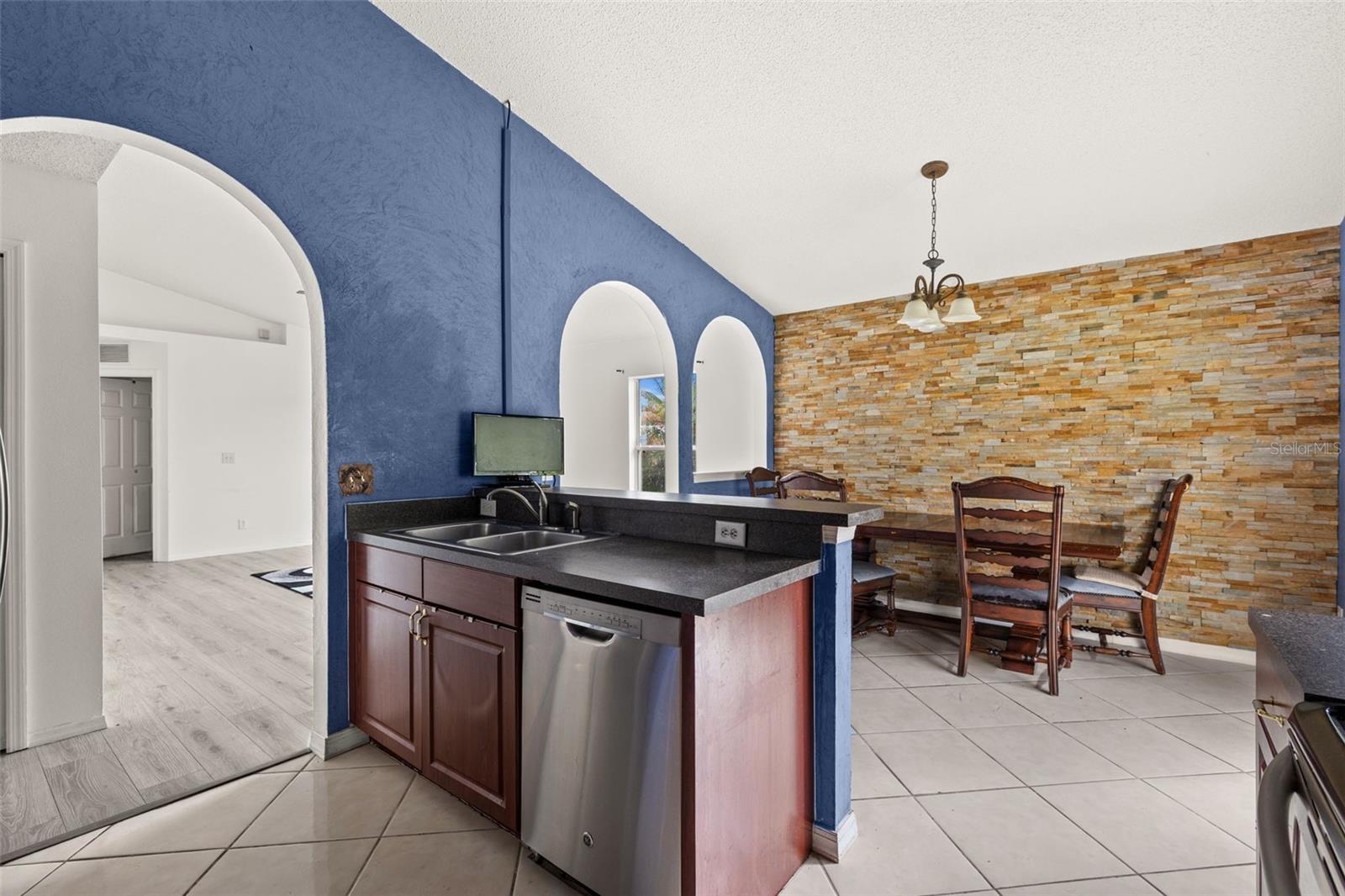 Image 8 of 55 For 1019 Great Shady Lane