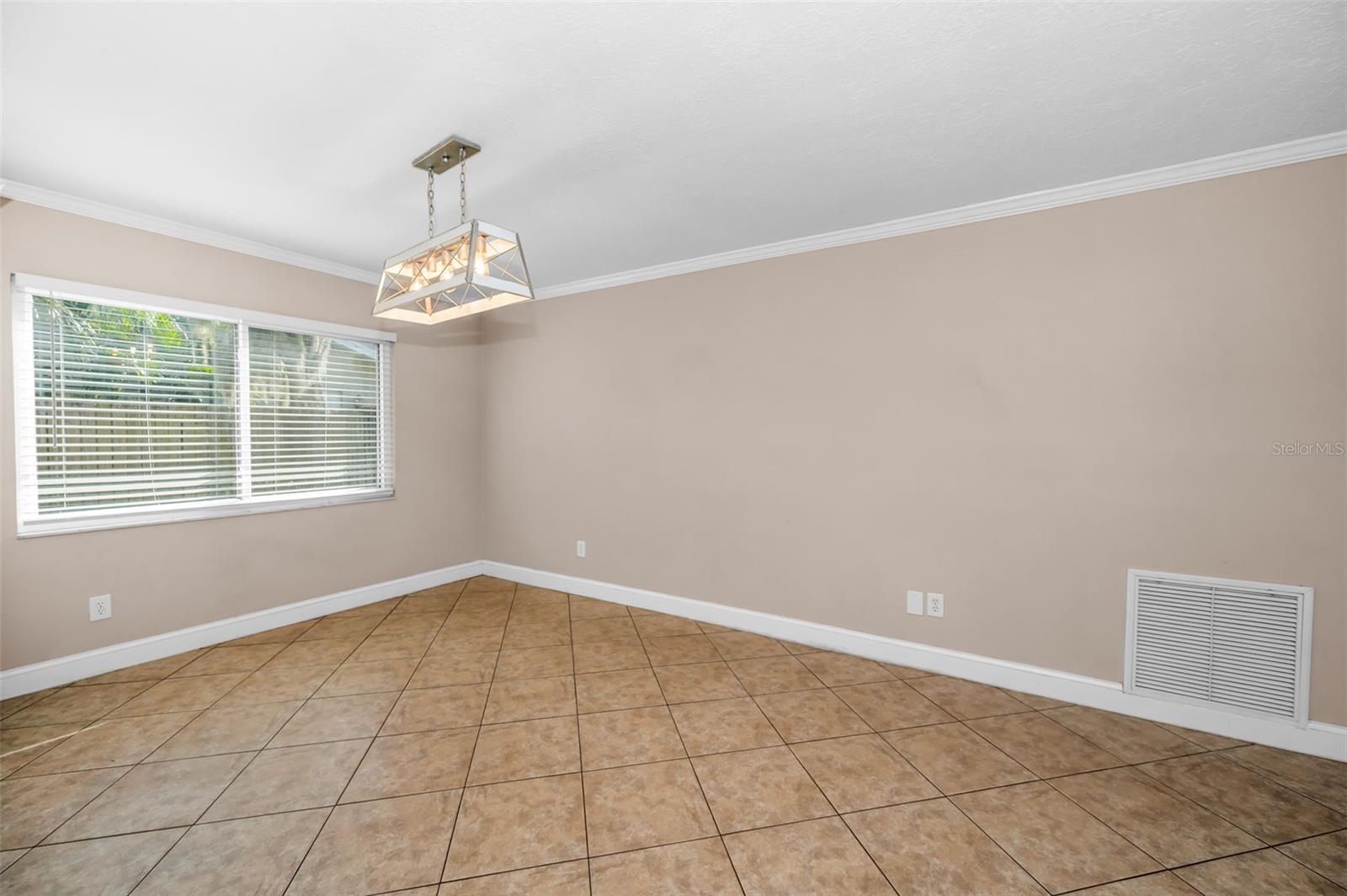 Image 15 of 64 For 2661 Knoll Street E