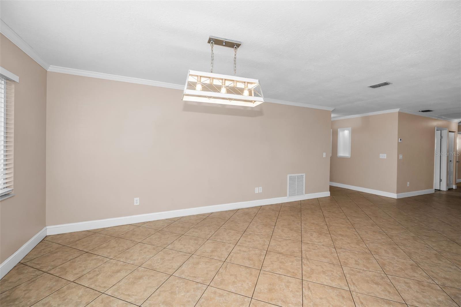 Image 18 of 64 For 2661 Knoll Street E