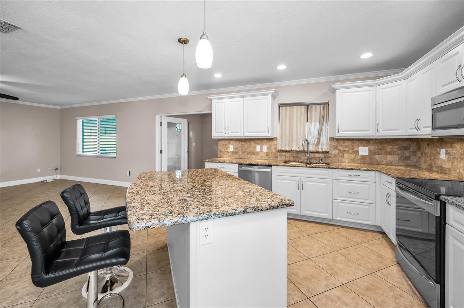 Image 23 of 64 For 2661 Knoll Street E