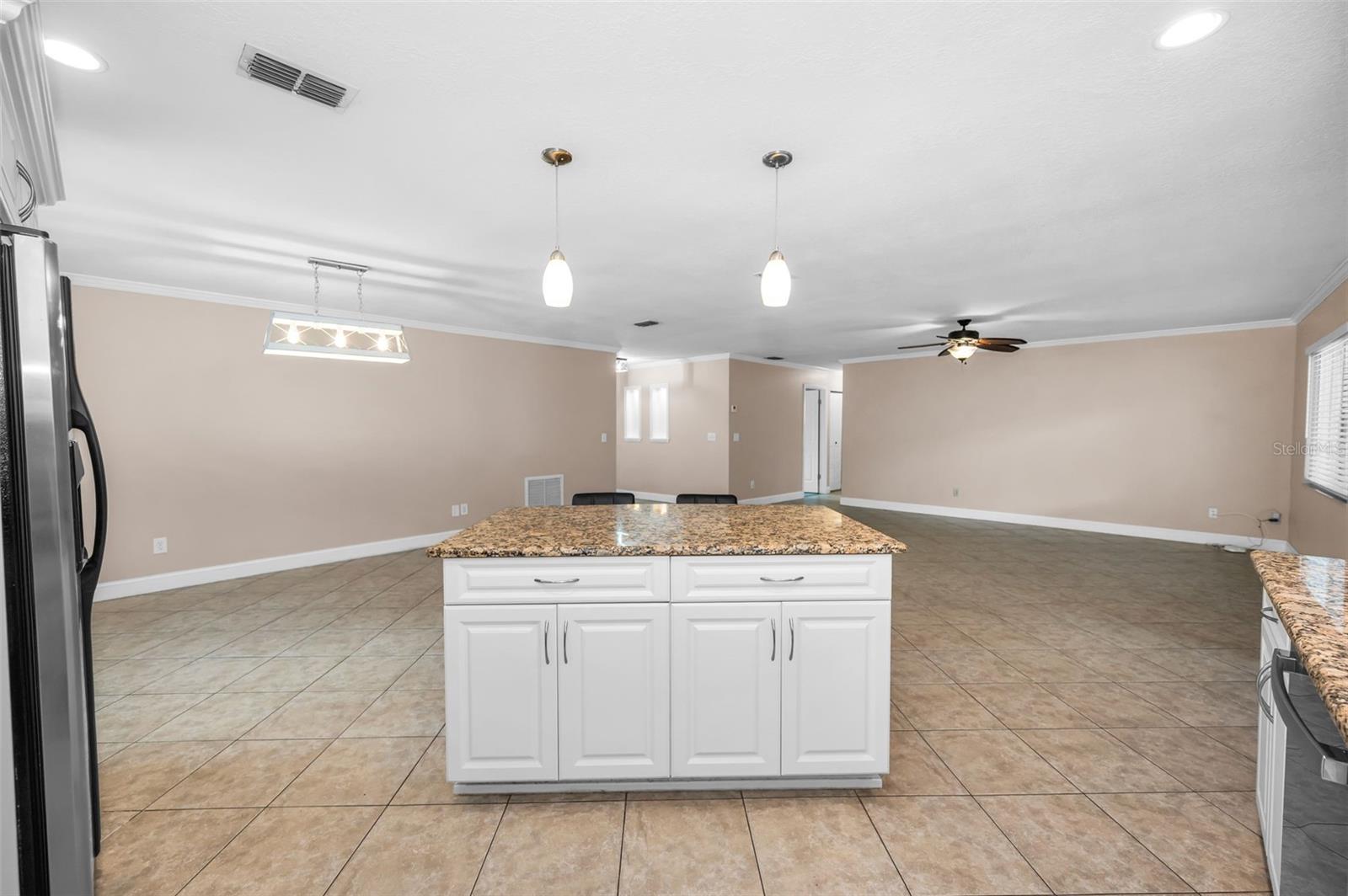 Image 24 of 64 For 2661 Knoll Street E