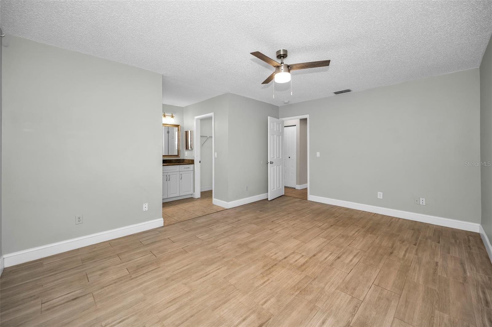 Image 34 of 64 For 2661 Knoll Street E