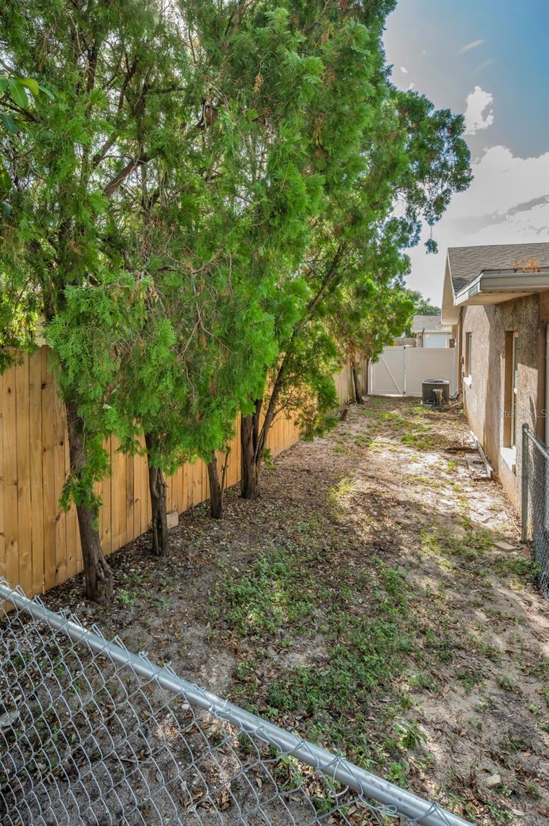 Image 60 of 64 For 2661 Knoll Street E