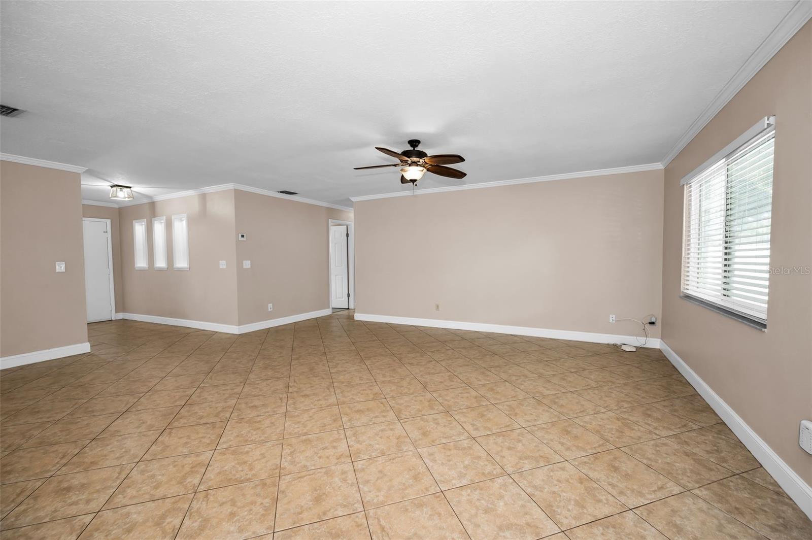 Image 9 of 64 For 2661 Knoll Street E