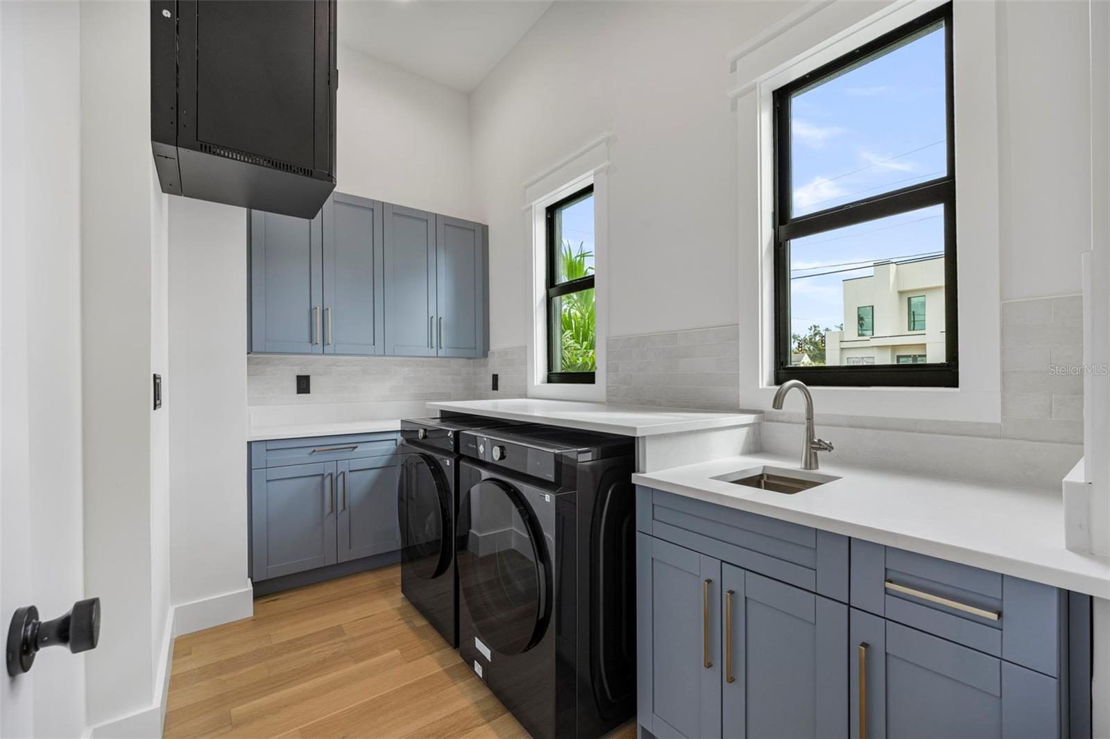 Image 35 of 92 For 3701 Lynwood Avenue