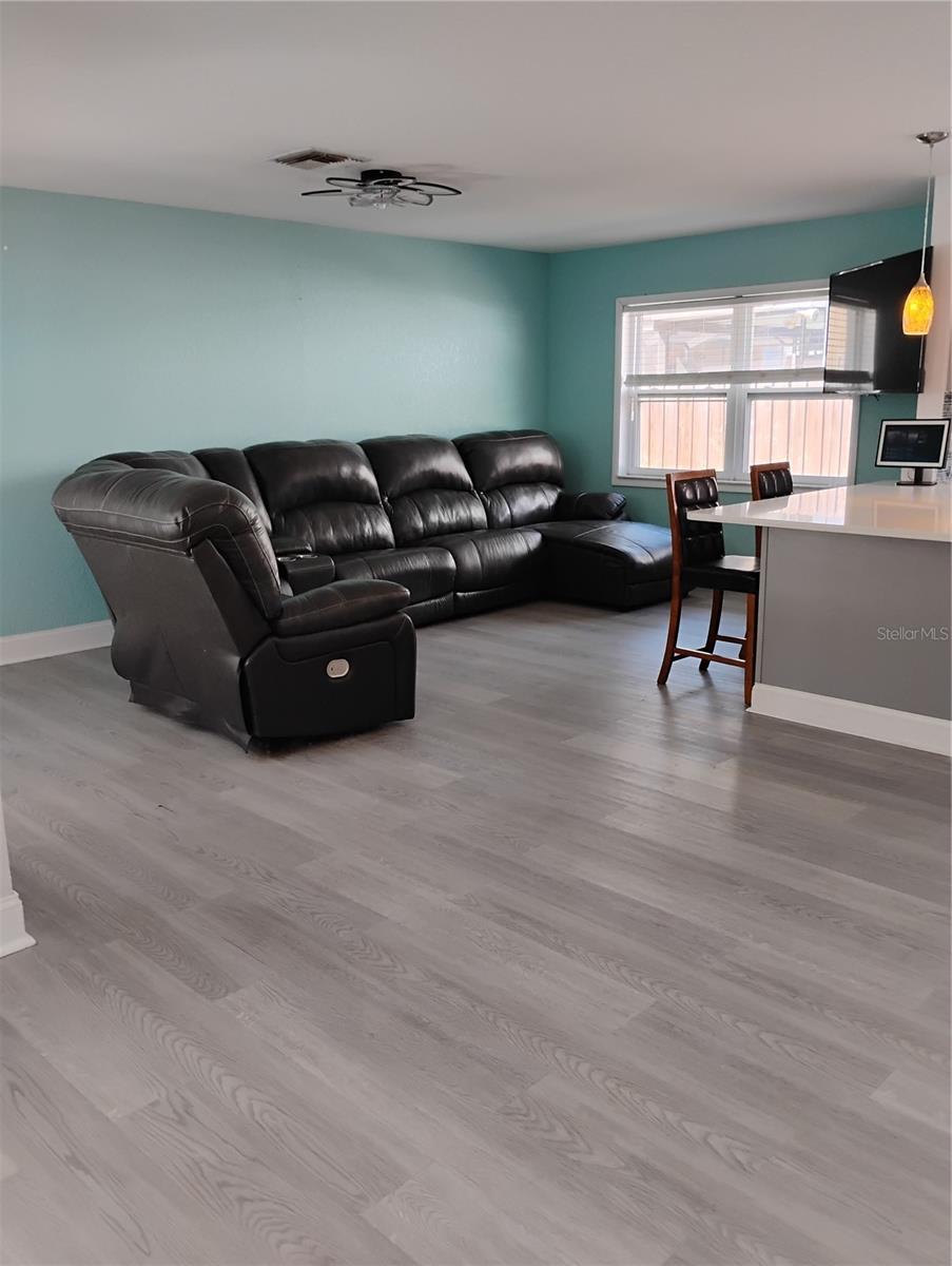 Image 16 of 68 For 2256 Colonial Boulevard W