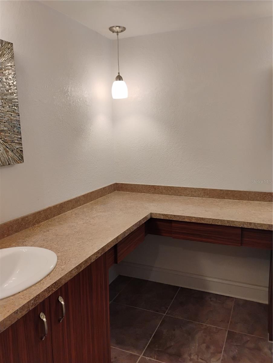 Image 34 of 68 For 2256 Colonial Boulevard W