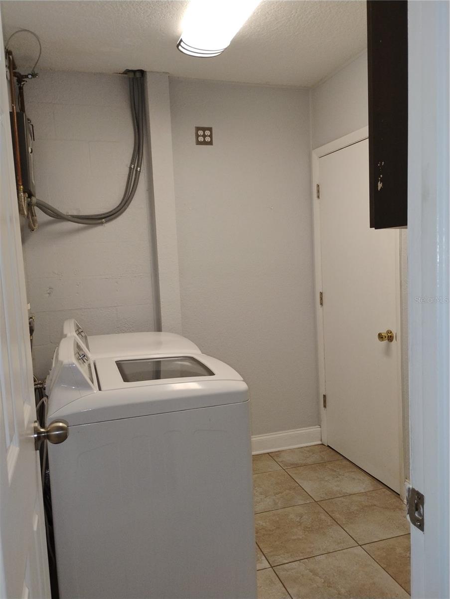 Image 54 of 68 For 2256 Colonial Boulevard W