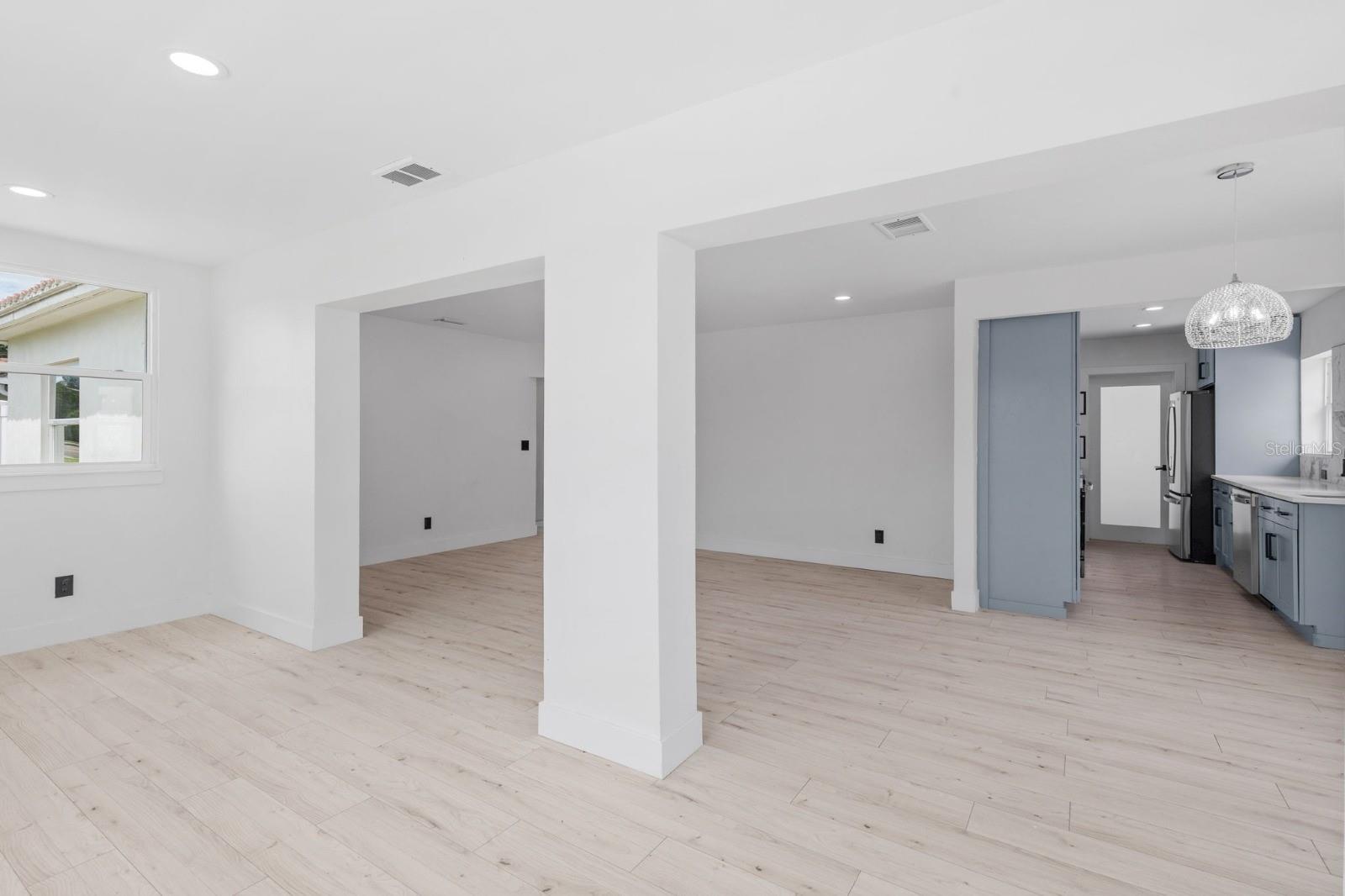 Image 3 of 28 For 715 40th Avenue Ne