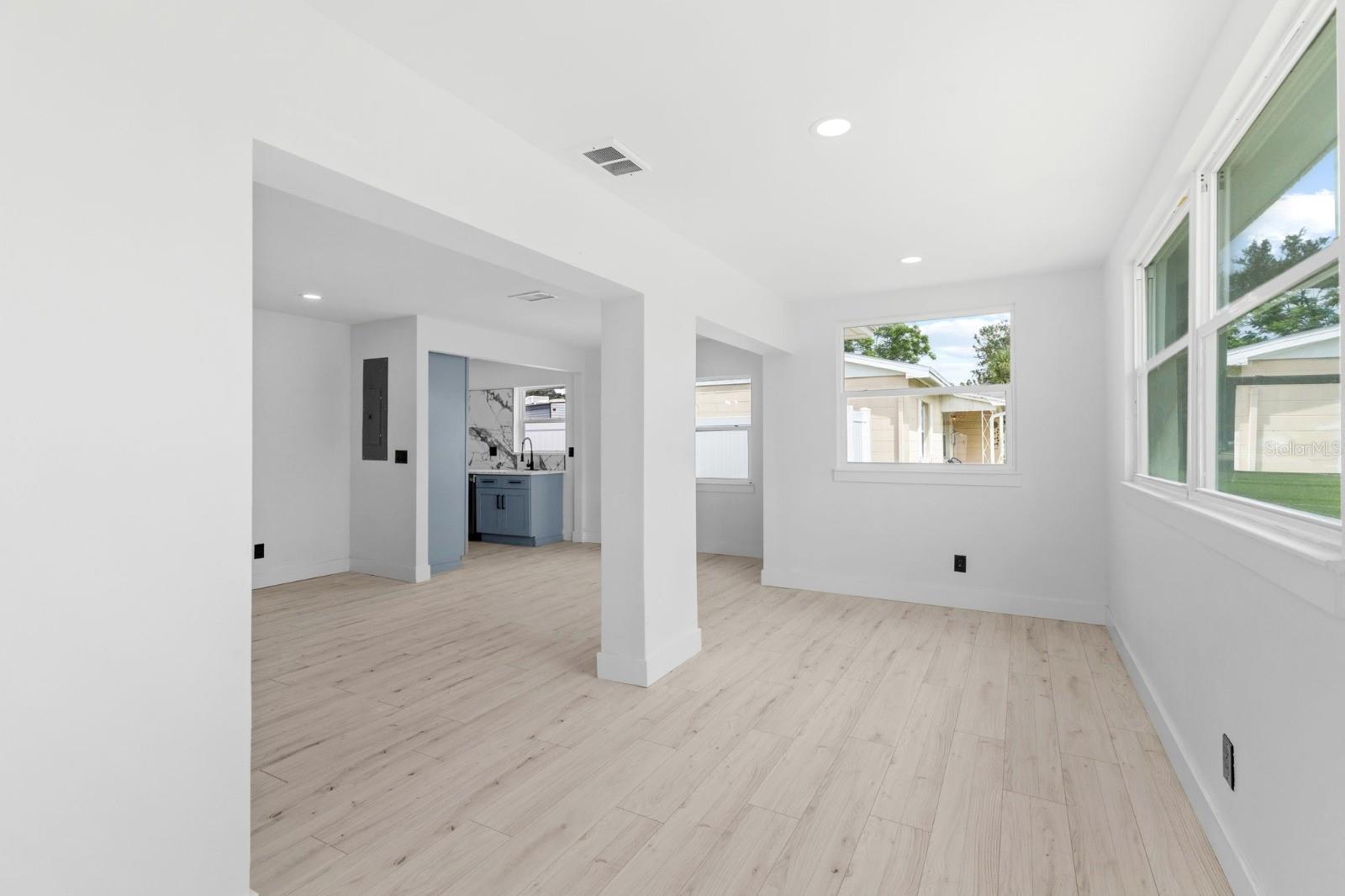 Image 4 of 28 For 715 40th Avenue Ne