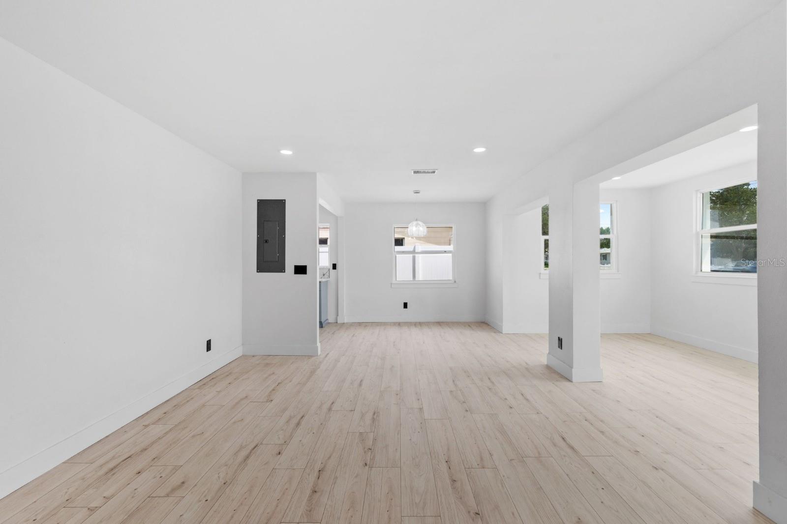 Image 9 of 28 For 715 40th Avenue Ne