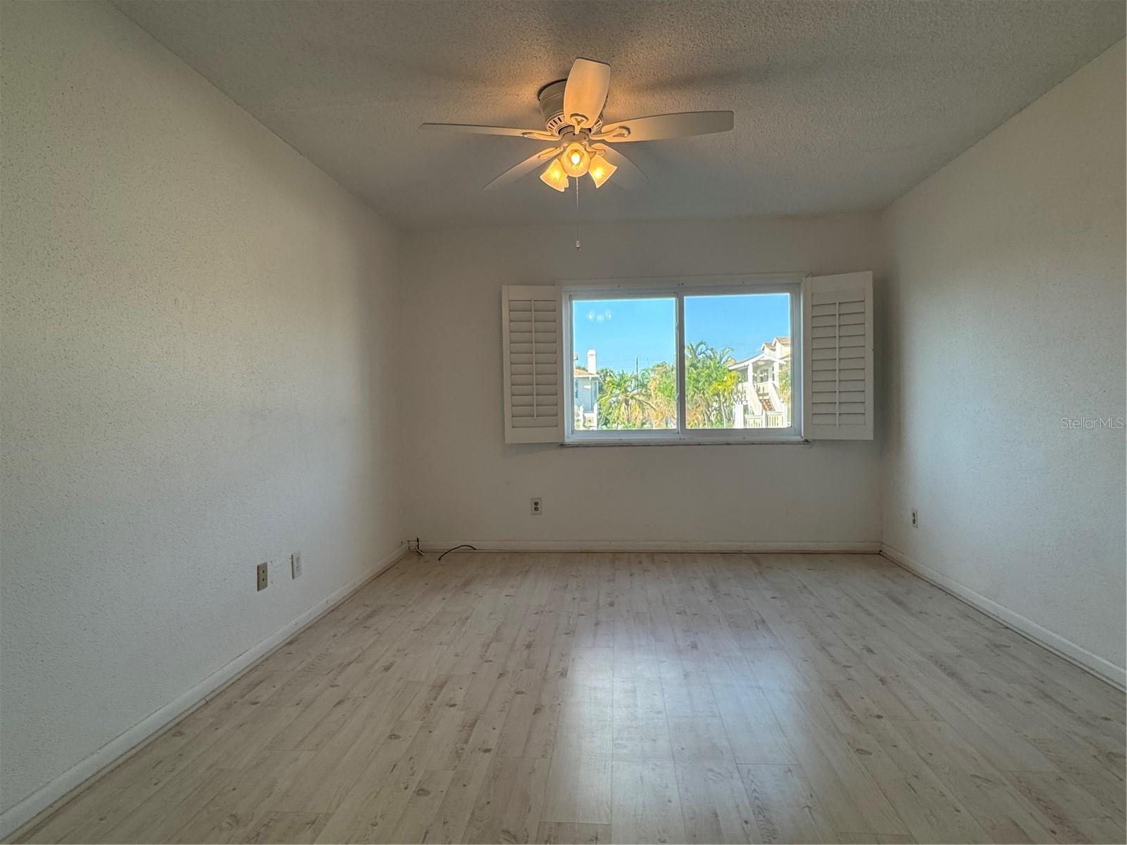 Image 10 of 37 For 10369 Paradise Boulevard 58