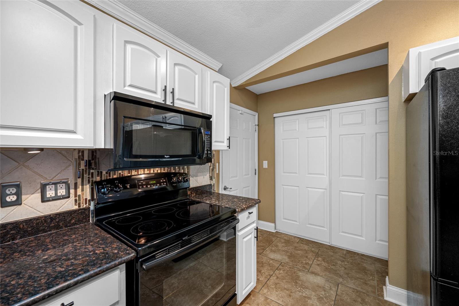 Listing photo id 9 for 12083 72nd Street