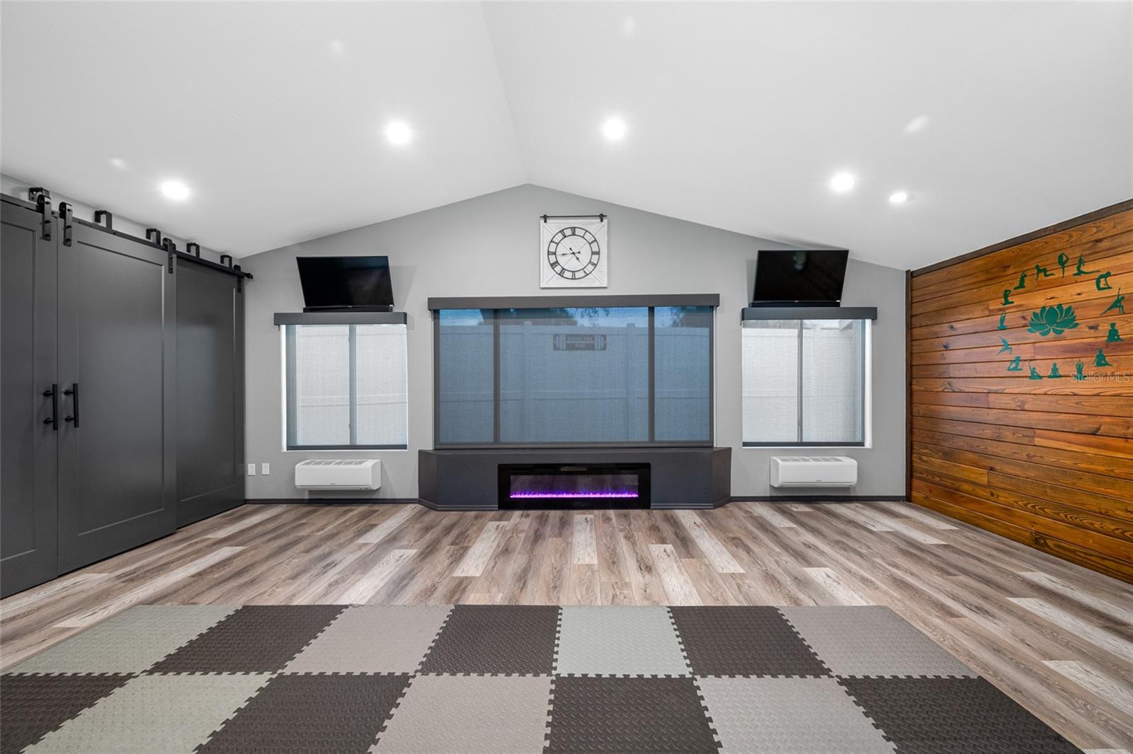 Listing photo id 23 for 12083 72nd Street
