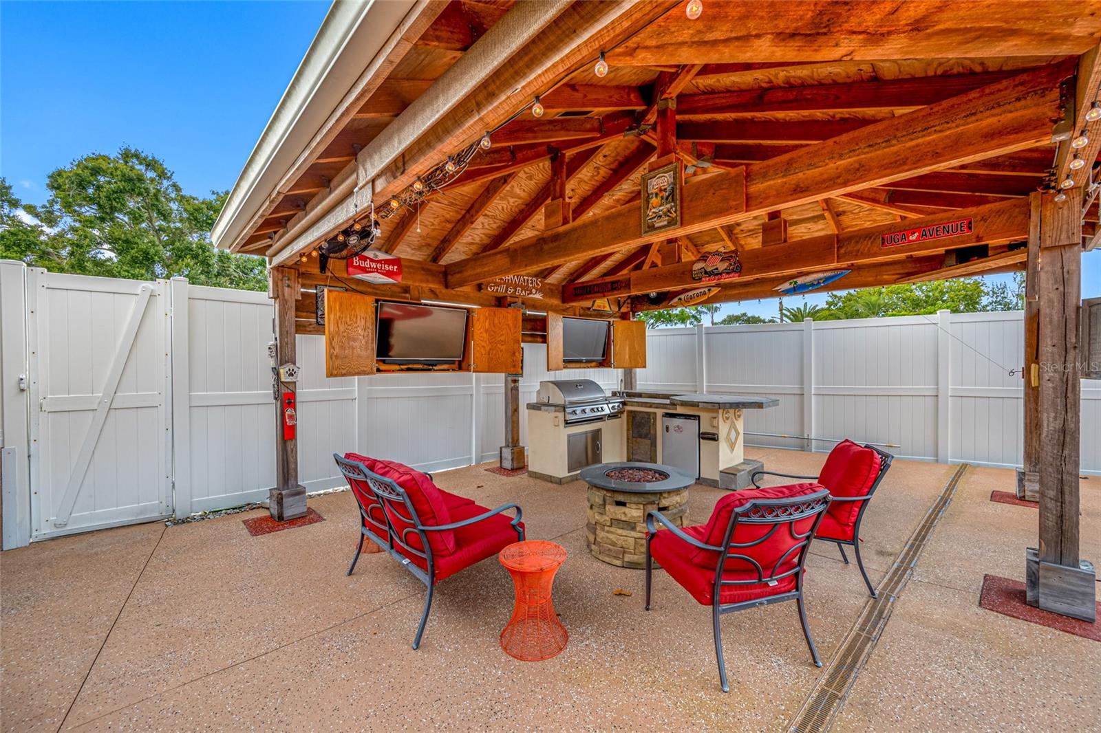 Listing photo id 32 for 12083 72nd Street