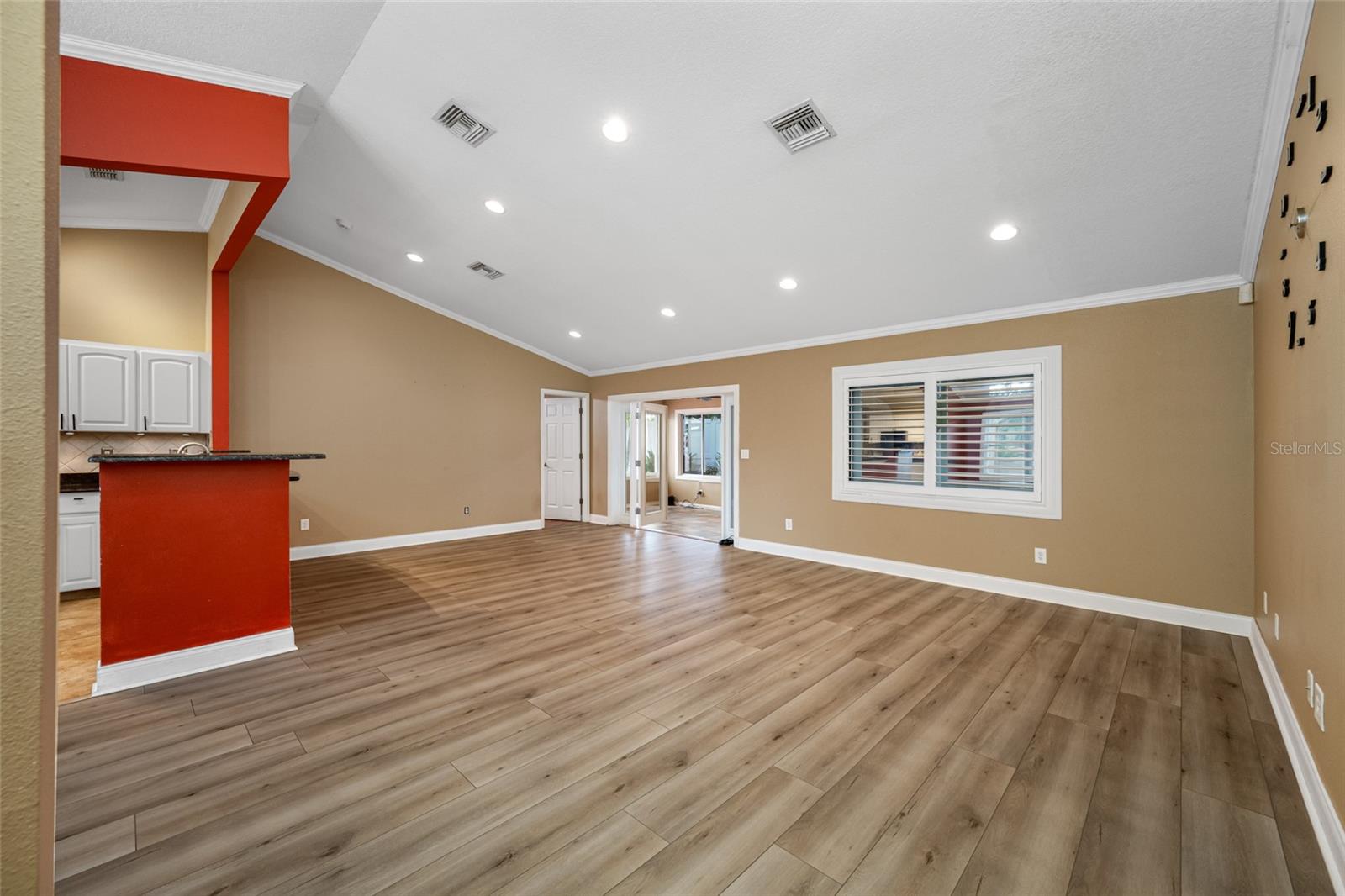 Listing photo id 2 for 12083 72nd Street