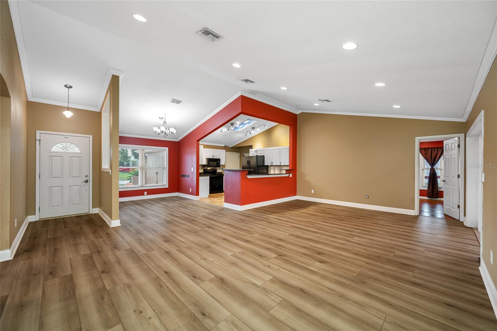 Listing photo id 3 for 12083 72nd Street